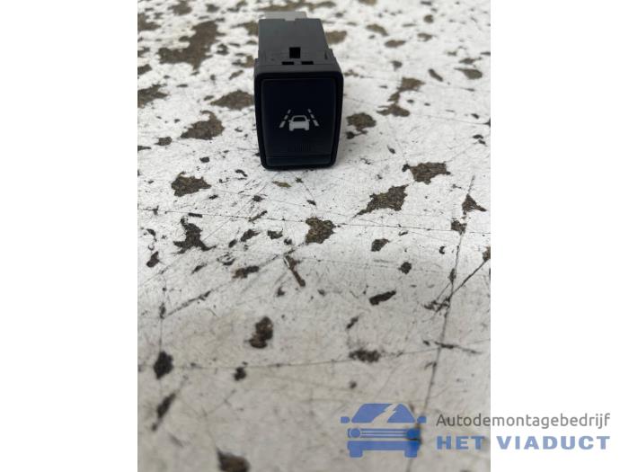 Gebruikte ESP Schakelaar Nissan Micra (K14) 1.0 IG-T 100 Prijs € 10,00 Margeregeling aangeboden door Het Viaduct