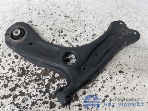 Gebruikte Triangel links-voor Skoda Fabia III Combi (NJ5) 1.0 TSI 12V Prijs € 25,00 Margeregeling aangeboden door Het Viaduct