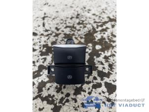 Gebruikte Handrem schakelaar Ford Focus 4 Wagon 1.0 EcoBoost 12V Hybrid 155 Prijs € 15,00 Margeregeling aangeboden door Het Viaduct