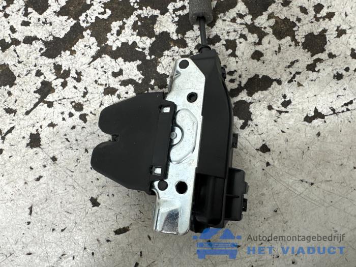 Slotmechaniek Achterklep van een Mercedes-Benz E (W212) E-200 CGI 16V BlueEfficiency 2012