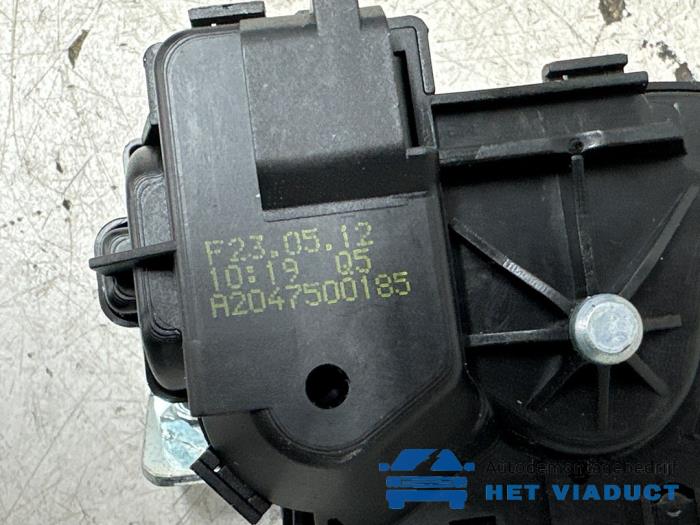 Slotmechaniek Achterklep van een Mercedes-Benz E (W212) E-200 CGI 16V BlueEfficiency 2012