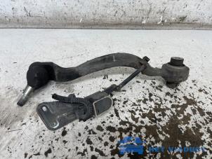 Gebruikte Draagarm Boven links-voor Mercedes E (W212) E-200 CGI 16V BlueEfficiency Prijs € 30,00 Margeregeling aangeboden door Het Viaduct