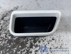 Gebruikte Opbergvak Renault Twingo III (AH) ZE R80 Prijs € 30,00 Margeregeling aangeboden door Het Viaduct