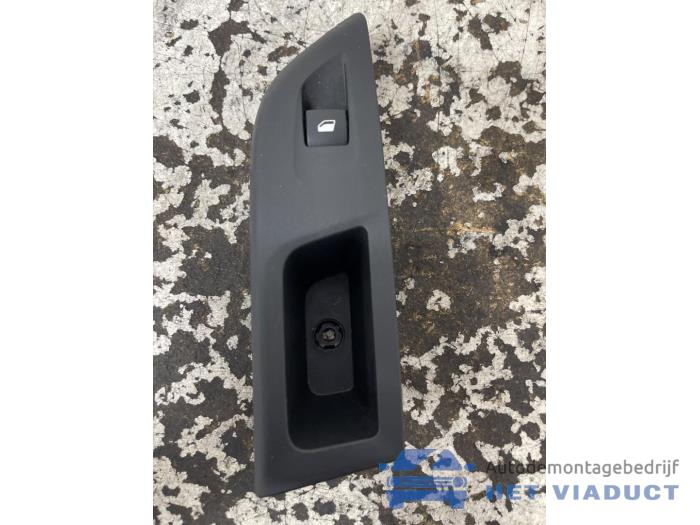 Elektrisch Raam Schakelaar van een Opel Corsa F (UB/UH/UP) 1.2 Turbo 12V 100 2023