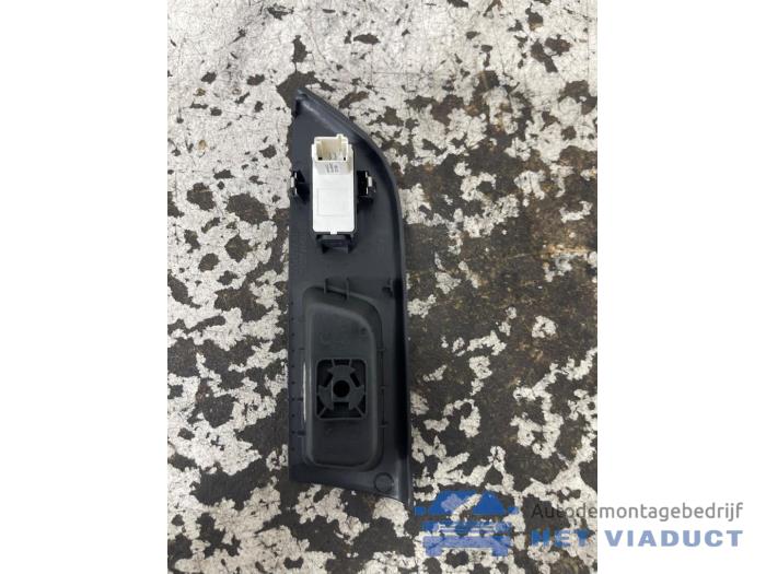 Elektrisch Raam Schakelaar van een Opel Corsa F (UB/UH/UP) 1.2 Turbo 12V 100 2023