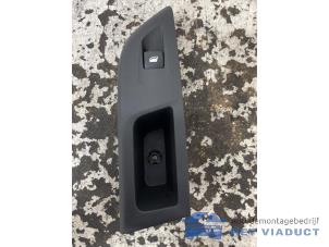 Gebruikte Elektrisch Raam Schakelaar Opel Corsa F (UB/UH/UP) 1.2 Turbo 12V 100 Prijs € 10,00 Margeregeling aangeboden door Het Viaduct