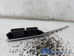 Gebruikte Luchtrooster Dashboard Opel Corsa F (UB/UH/UP) 1.2 Turbo 12V 100 Prijs € 50,00 Margeregeling aangeboden door Het Viaduct