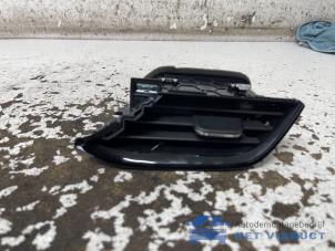 Gebruikte Luchtrooster Dashboard Opel Corsa F (UB/UH/UP) 1.2 Turbo 12V 100 Prijs € 20,00 Margeregeling aangeboden door Het Viaduct