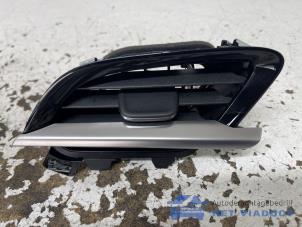 Gebruikte Luchtrooster Dashboard Opel Corsa F (UB/UH/UP) 1.2 Turbo 12V 100 Prijs € 20,00 Margeregeling aangeboden door Het Viaduct