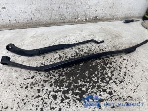 Gebruikte Ruitenwisserarm set Hyundai Kona (OS) 64 kWh Prijs € 30,00 Margeregeling aangeboden door Het Viaduct