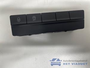 Gebruikte Start/Stop schakelaar Skoda Octavia Combi (5EAC) 1.6 TDI 16V Prijs € 20,00 Margeregeling aangeboden door Het Viaduct