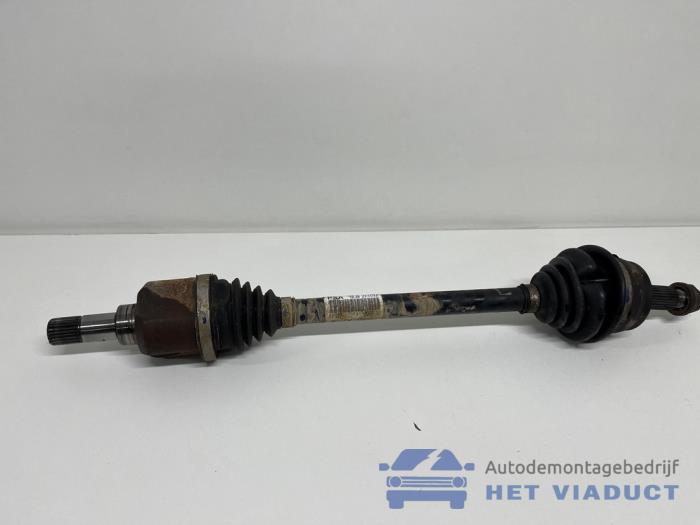 Gebruikte Aandrijfas links-voor Peugeot 308 SW (L4/L9/LC/LJ/LR) 1.2 12V e-THP PureTech 110 Prijs € 100,00 Margeregeling aangeboden door Het Viaduct