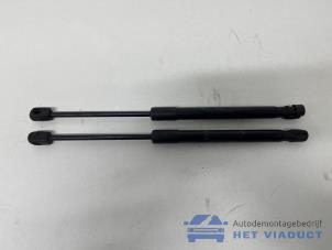 Gebruikte Gasdemper Motorkap Set BMW 2 serie Active Tourer (F45) 216d 1.5 TwinPower Turbo 12V Prijs € 20,00 Margeregeling aangeboden door Het Viaduct