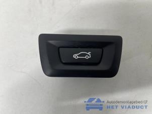 Gebruikte Schakelaar achterklep BMW 2 serie Active Tourer (F45) 216d 1.5 TwinPower Turbo 12V Prijs € 20,00 Margeregeling aangeboden door Het Viaduct