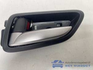 Gebruikte Portiergreep 4Deurs links-voor Mazda 2 (DJ/DL) 1.5 SkyActiv-G 90 Prijs € 15,00 Margeregeling aangeboden door Het Viaduct