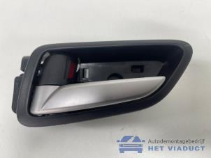 Gebruikte Portiergreep 4Deurs links-achter Mazda 2 (DJ/DL) 1.5 SkyActiv-G 90 Prijs € 15,00 Margeregeling aangeboden door Het Viaduct