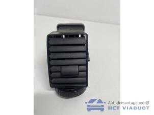 Gebruikte Luchtrooster Dashboard Volkswagen Transporter T5 2.0 TDI DRF Prijs € 15,00 Margeregeling aangeboden door Het Viaduct