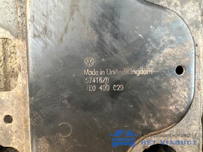 Subframe van een Volkswagen Transporter T5 2.0 TDI DRF 2012