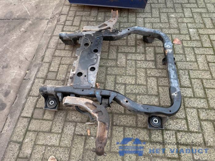 Subframe van een Volkswagen Transporter T5 2.0 TDI DRF 2012