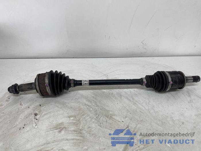 Gebruikte Steekas links-voor Toyota Yaris IV (P21/PA1/PH1) 1.5 12V Hybrid 115 Prijs € 100,00 Margeregeling aangeboden door Het Viaduct