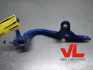 Gebruikte Achterklep Scharnier BMW 3 serie Gran Turismo (F34) 320d xDrive 2.0 16V Prijs € 32,50 Margeregeling aangeboden door Van Leeuwen Auto Onderdelen