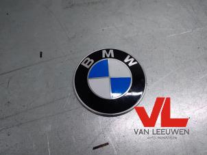 Gebruikte Embleem BMW 3 serie Gran Turismo (F34) 320d xDrive 2.0 16V Prijs € 17,50 Margeregeling aangeboden door Van Leeuwen Auto Onderdelen