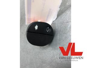 Gebruikte Raam schakelaar elektrisch Ford Fiesta 5 (JD/JH) 1.4 16V Prijs € 4,00 Margeregeling aangeboden door Van Leeuwen Auto Onderdelen