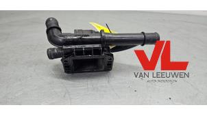 Gebruikte Thermostaathuis Ford Fiesta 7 1.5 TDCi 85 Prijs € 18,00 Margeregeling aangeboden door Van Leeuwen Auto Onderdelen