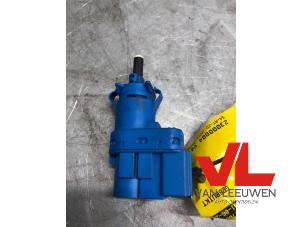 Gebruikte Schakelaar Remlicht Mazda 5 (CR19) 1.8i 16V Prijs € 9,00 Margeregeling aangeboden door Van Leeuwen Auto Onderdelen