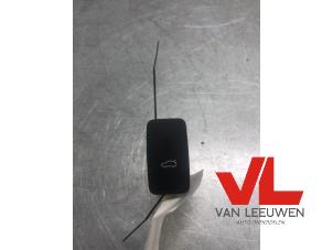 Gebruikte Schakelaar achterklep Ford Focus 4 Wagon Prijs € 25,00 Margeregeling aangeboden door Van Leeuwen Auto Onderdelen