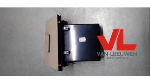 Gebruikte Opbergvak BMW 5 serie Touring (F11) 520i 16V Prijs € 26,00 Margeregeling aangeboden door Van Leeuwen Auto Onderdelen