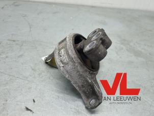 Gebruikte Motorsteun Opel Astra H SW (L35) 1.6 16V Twinport Prijs € 9,00 Margeregeling aangeboden door Van Leeuwen Auto Onderdelen