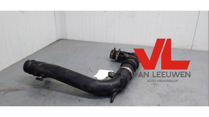 Gebruikte Intercooler Buis Ford Fiesta 6 (JA8) 1.0 EcoBoost 12V 100 Prijs € 27,00 Margeregeling aangeboden door Van Leeuwen Auto Onderdelen