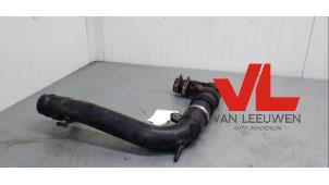 Gebruikte Intercooler Buis Ford Fiesta 6 (JA8) 1.0 EcoBoost 12V 100 Prijs € 27,00 Margeregeling aangeboden door Van Leeuwen Auto Onderdelen