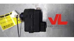 Gebruikte Motor Koplamp Renault Kangoo Express (FC) 1.5 dCi 60 Prijs € 9,00 Margeregeling aangeboden door Van Leeuwen Auto Onderdelen