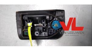 Gebruikte Handgreep Achterklep Renault Kangoo Express (FC) 1.5 dCi 60 Prijs € 13,50 Margeregeling aangeboden door Van Leeuwen Auto Onderdelen