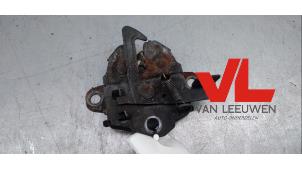 Gebruikte Motorkap Slotmechaniek Daihatsu Cuore (L251/271/276) 1.0 12V DVVT Prijs € 8,50 Margeregeling aangeboden door Van Leeuwen Auto Onderdelen