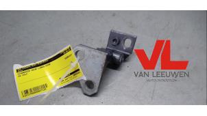 Gebruikte Scharnier deur links-voor Volkswagen Golf VI (5K1) Prijs € 10,00 Margeregeling aangeboden door Van Leeuwen Auto Onderdelen