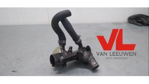 Gebruikte Thermostaathuis Opel Zafira (M75) 2.2 16V Direct Ecotec Prijs € 47,50 Margeregeling aangeboden door Van Leeuwen Auto Onderdelen