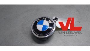 Gebruikte Handgreep Achterklep BMW 1 serie (E81) 116i 1.6 16V Prijs € 12,50 Margeregeling aangeboden door Van Leeuwen Auto Onderdelen