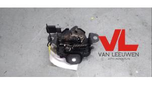 Gebruikte Motorkap Slotmechaniek Daihatsu Cuore (L251/271/276) 1.0 12V DVVT Prijs € 17,50 Margeregeling aangeboden door Van Leeuwen Auto Onderdelen