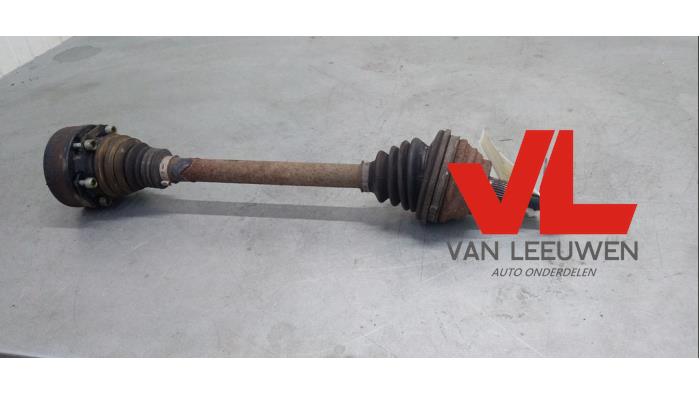 Gebruikte Aandrijfas links-voor Volkswagen Touran (1T1/T2) 1.6 FSI 16V Prijs € 13,50 Margeregeling aangeboden door Van Leeuwen Auto Onderdelen
