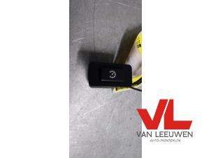 Gebruikte Schakelaar BMW 5 serie (E39) 530i 24V Prijs € 7,00 Margeregeling aangeboden door Van Leeuwen Auto Onderdelen