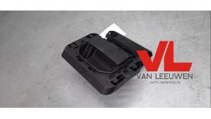 Gebruikte Portiergreep 4Deurs rechts-achter Volkswagen Crafter (SY) Prijs € 12,50 Margeregeling aangeboden door Van Leeuwen Auto Onderdelen