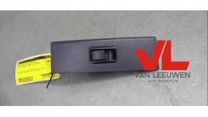Gebruikte Schakelaar Elektrisch Raam Toyota Corolla Verso (R10/11) 2.2 D-4D 16V Cat Clean Power Prijs € 10,00 Margeregeling aangeboden door Van Leeuwen Auto Onderdelen