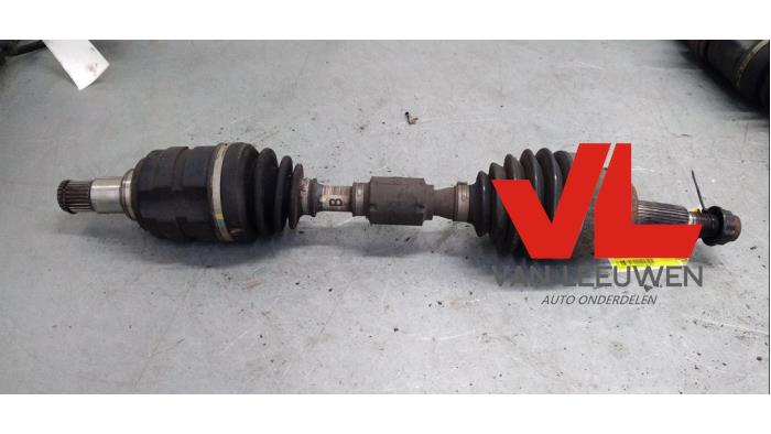 Gebruikte Aandrijfas links-voor Toyota Corolla Verso (R10/11) 2.2 D-4D 16V Cat Clean Power Prijs € 36,00 Margeregeling aangeboden door Van Leeuwen Auto Onderdelen