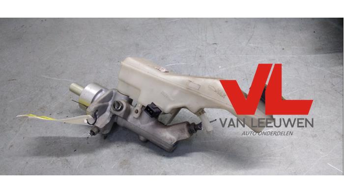 Gebruikte Hoofdremcilinder Toyota Corolla Verso (R10/11) 2.2 D-4D 16V Cat Clean Power Prijs € 20,00 Margeregeling aangeboden door Van Leeuwen Auto Onderdelen