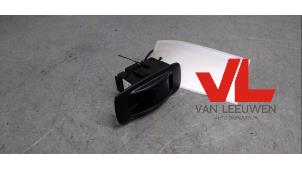 Gebruikte Schakelaar Elektrisch Raam Toyota Corolla Verso (R10/11) 2.2 D-4D 16V Cat Clean Power Prijs € 5,00 Margeregeling aangeboden door Van Leeuwen Auto Onderdelen