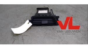 Gebruikte Luchtrooster Dashboard BMW 3 serie Touring (E91) 330d 24V Prijs € 10,00 Margeregeling aangeboden door Van Leeuwen Auto Onderdelen