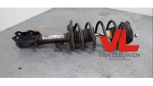 Gebruikte Schokdemper links-voor Ford Fiesta 6 (JA8) 1.4 16V Prijs € 35,00 Margeregeling aangeboden door Van Leeuwen Auto Onderdelen